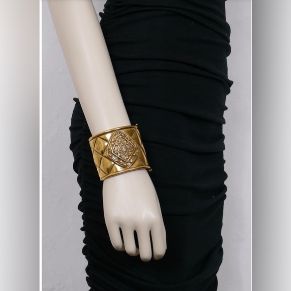CHANEL⭐️RaRe⭐️Vintage Quilted Byzantine Cuff Bracelet, 1980s⭐️w/box & COA⭐️ - Picture 3 of 11